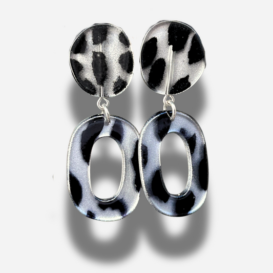 Boucles Léopard Noir Silver XS Francine Bramli Paris en résine noire et argentée avec motif animalier graphique