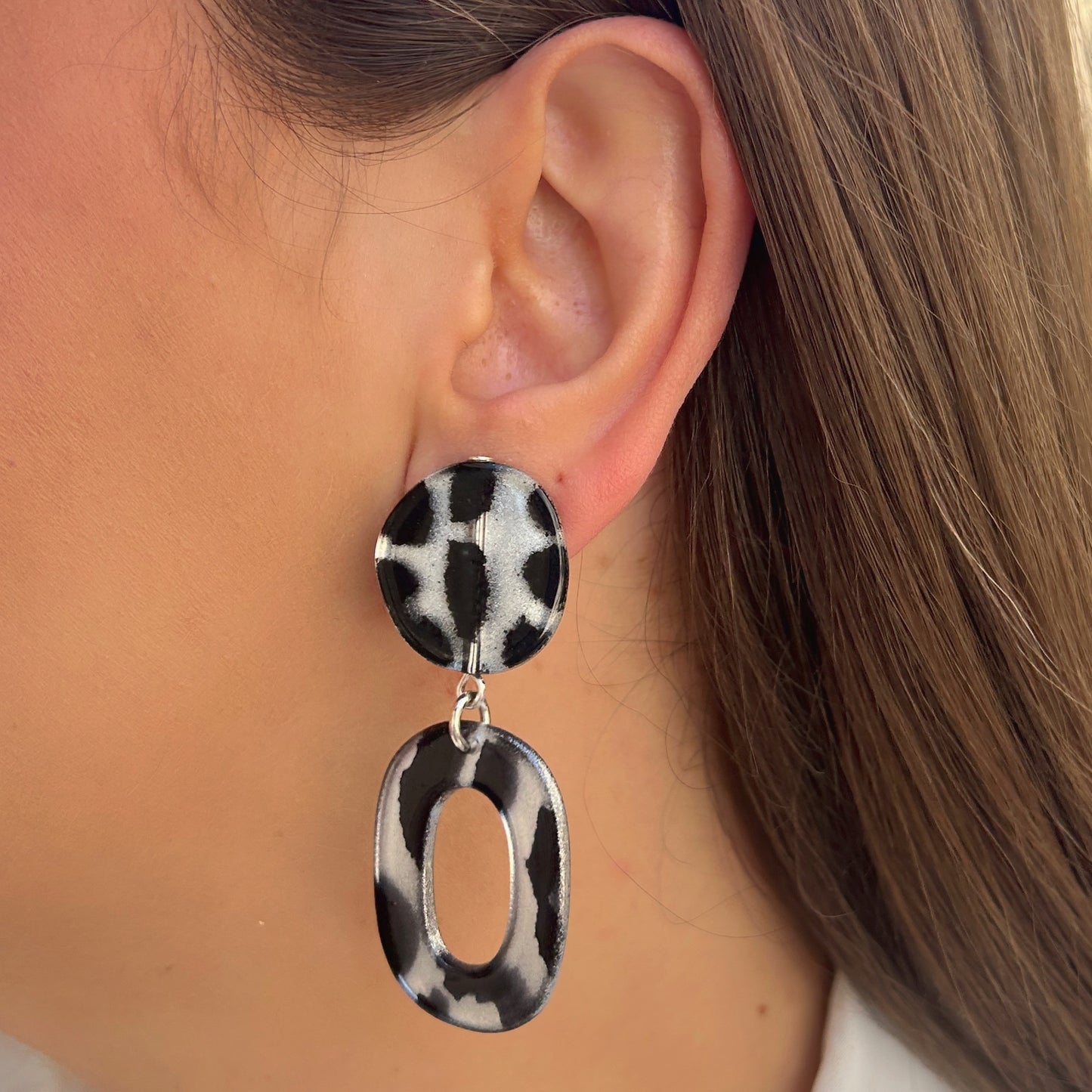Boucles Léopard Noir Silver XS Francine Bramli Paris en résine noire et argentée avec motif animalier graphique