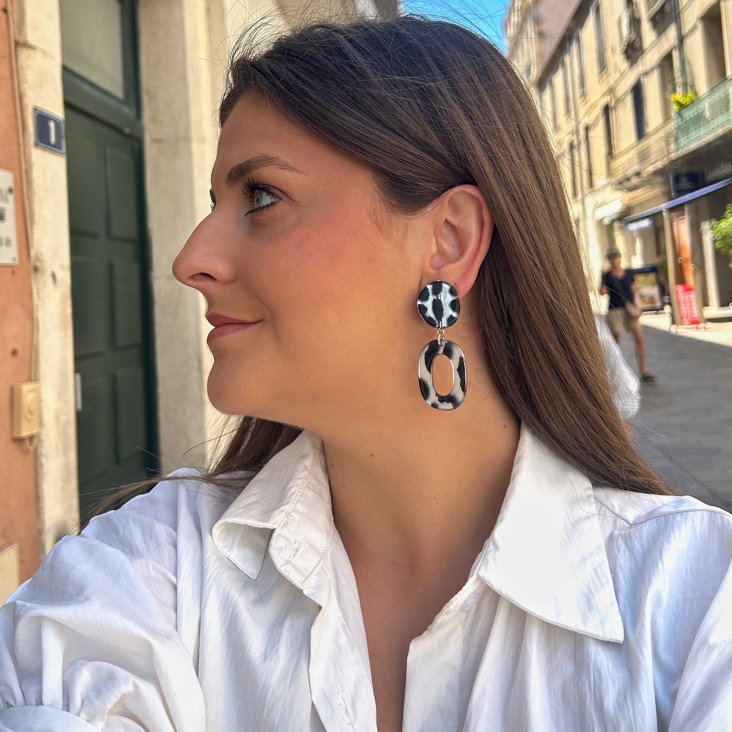 Boucles Léopard Noir Silver XS Francine Bramli Paris en résine noire et argentée avec motif animalier graphique