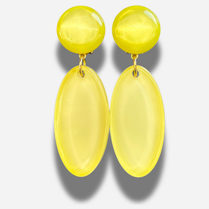 Boucles Lima Jaune Francine Bramli Paris en résine jaune citron translucide avec pendentif ovale allongé.