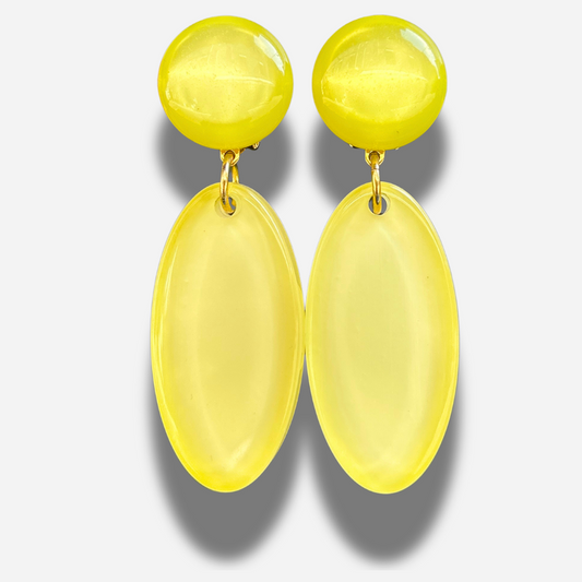 Boucles Lima Jaune Francine Bramli Paris en résine jaune citron translucide avec pendentif ovale allongé.