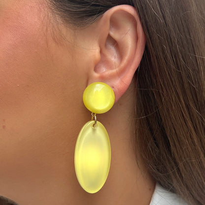 Boucles Lima Jaune Francine Bramli Paris en résine jaune citron translucide avec pendentif ovale allongé.