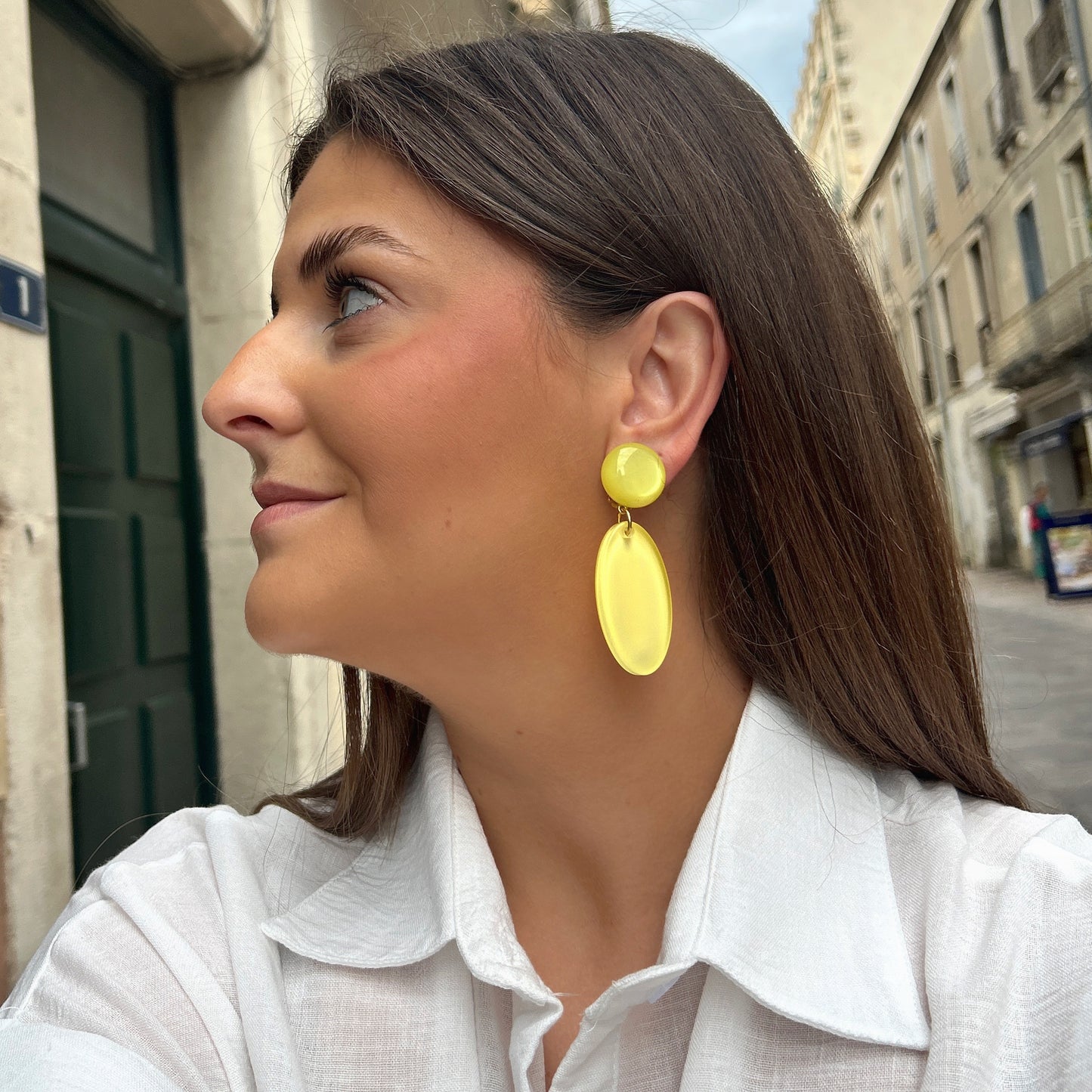 Boucles Lima Jaune Francine Bramli Paris en résine jaune citron translucide avec pendentif ovale allongé.