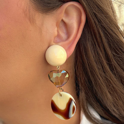 Boucles Lina Corne Francine Bramli Paris avec cabochon ivoire, cœur facetté ambré et pendentif rond effet corne