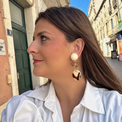 Boucles Lina Corne Francine Bramli Paris avec cabochon ivoire, cœur facetté ambré et pendentif rond effet corne
