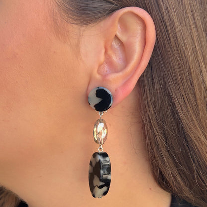 Boucles Lina Écaille Noir et Blanc Francine Bramli Paris en résine marbrée noir ivoire et cristal facetté