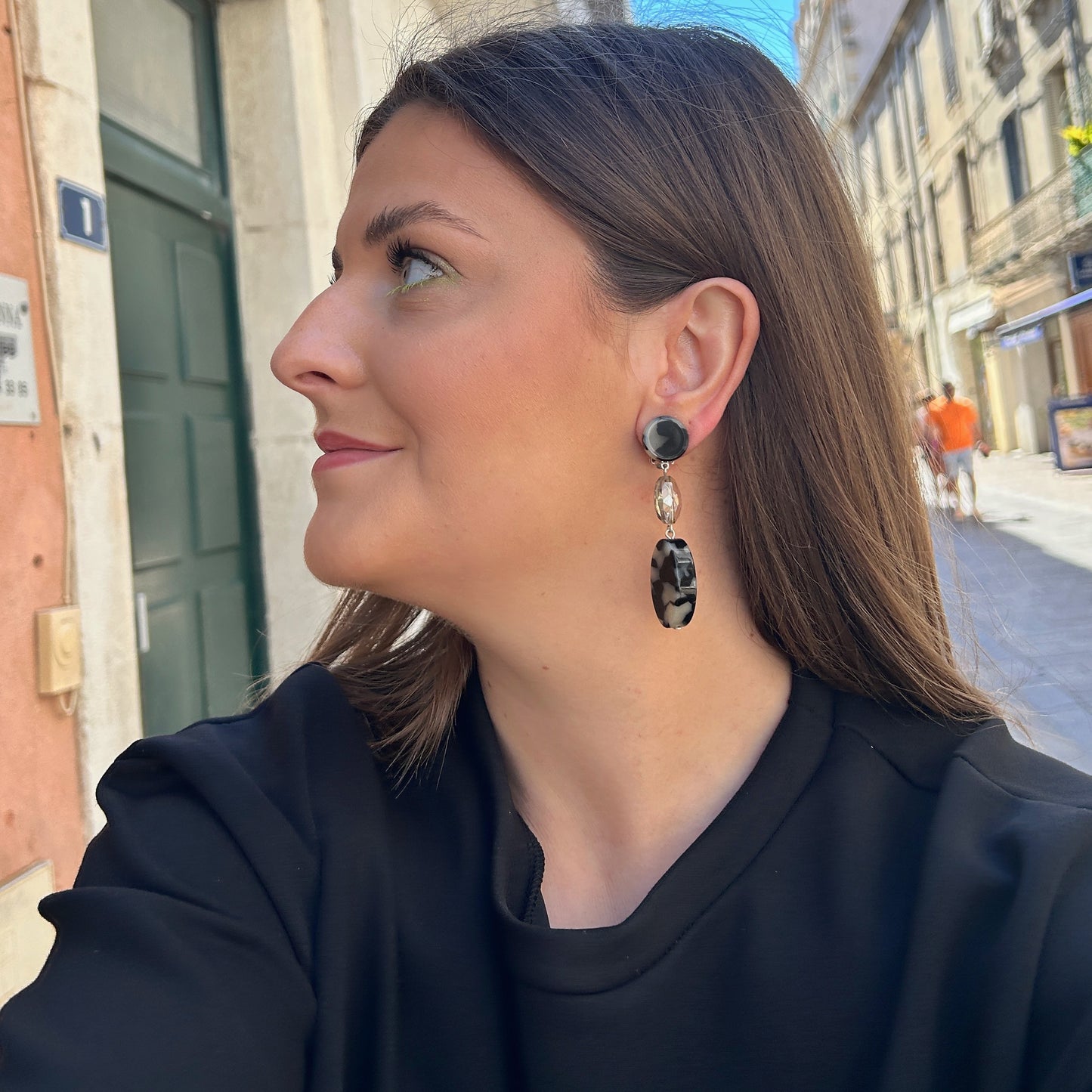 Boucles Lina Écaille Noir et Blanc Francine Bramli Paris en résine marbrée noir ivoire et cristal facetté