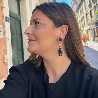 Boucles Lina Écaille Noir et Blanc Francine Bramli Paris en résine marbrée noir ivoire et cristal facetté