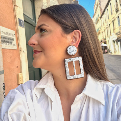 Boucles Lolita Simple Francine Bramli Paris en résine marbrée blanche et noire avec contour brun caramel et design géométrique ajouré.