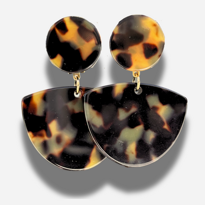 Boucles Luna Écaille de Tokyo Francine Bramli Paris en résine effet écaille avec forme demi-lune graphique.