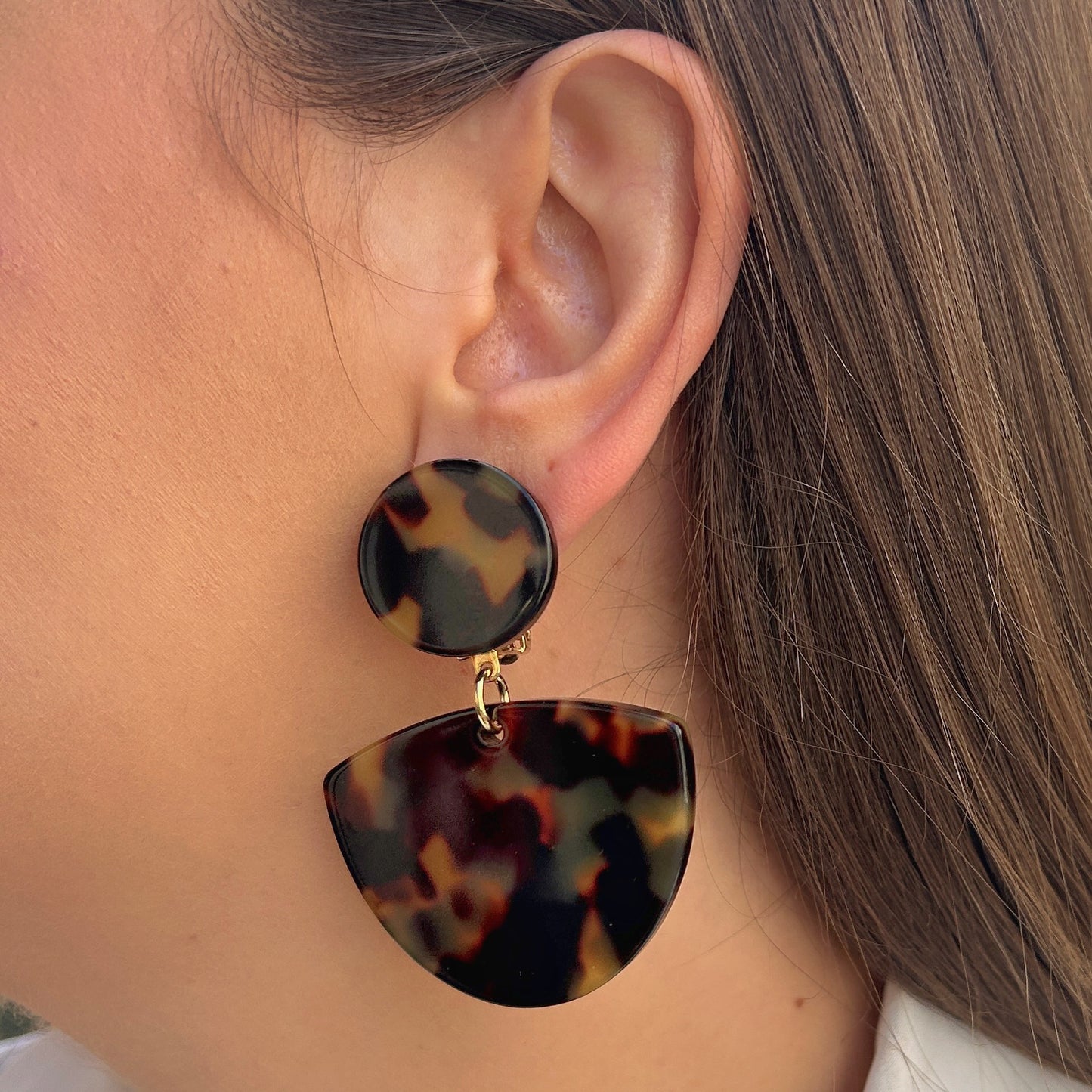 Boucles Luna Écaille de Tokyo Francine Bramli Paris en résine effet écaille avec forme demi-lune graphique.