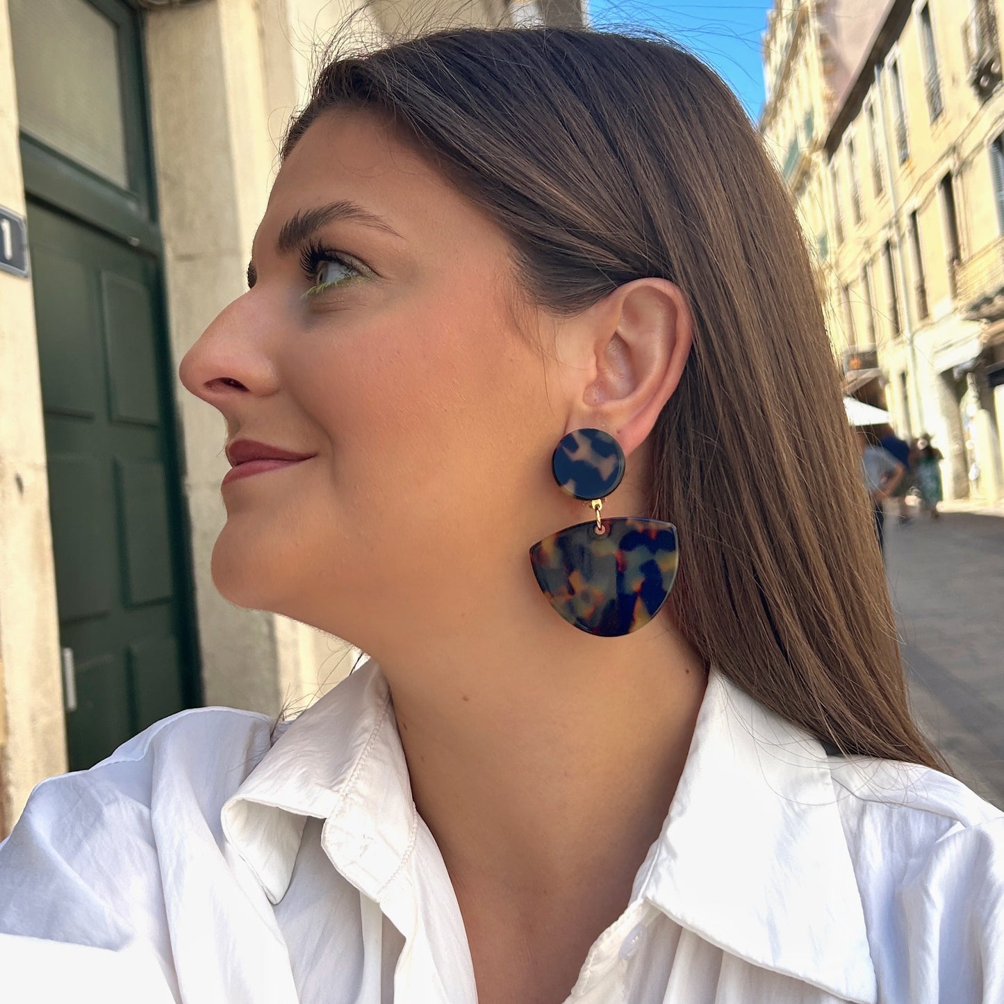 Boucles Luna Écaille de Tokyo Francine Bramli Paris en résine effet écaille avec forme demi-lune graphique.