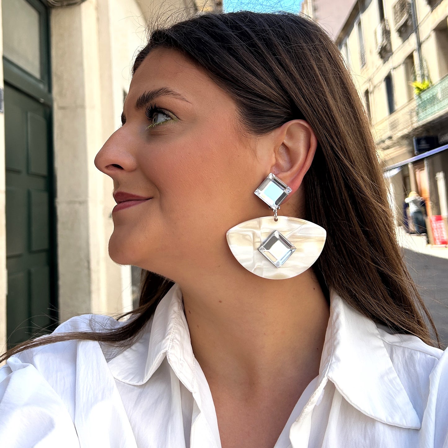 Boucles Luna L Alba Francine Bramli Paris à clip en résine nacrée ivoire