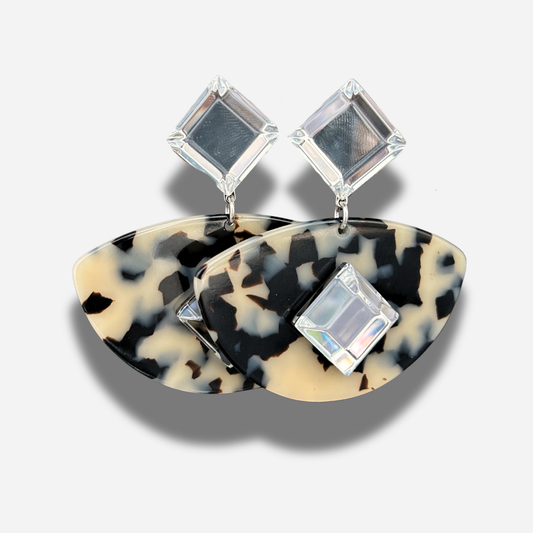 Boucles Luna L Écaille Noir Blanc Francine Bramli Paris à clip en résine marbrée