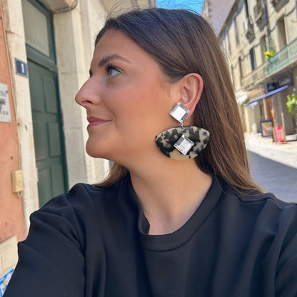 Boucles Luna L Écaille Noir Blanc Francine Bramli Paris à clip en résine marbrée