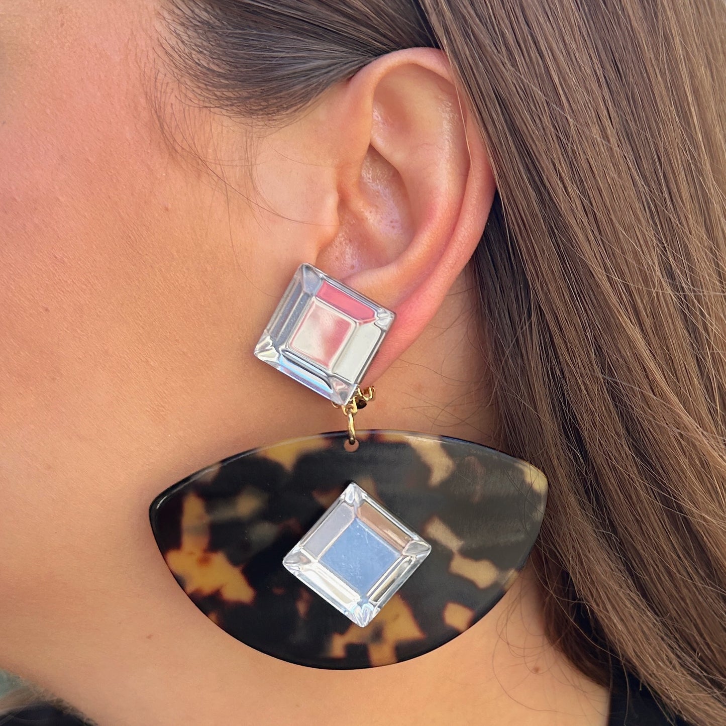 Boucles Luna L Écaille Tokyo Francine Bramli Paris à clip en résine effet écaille