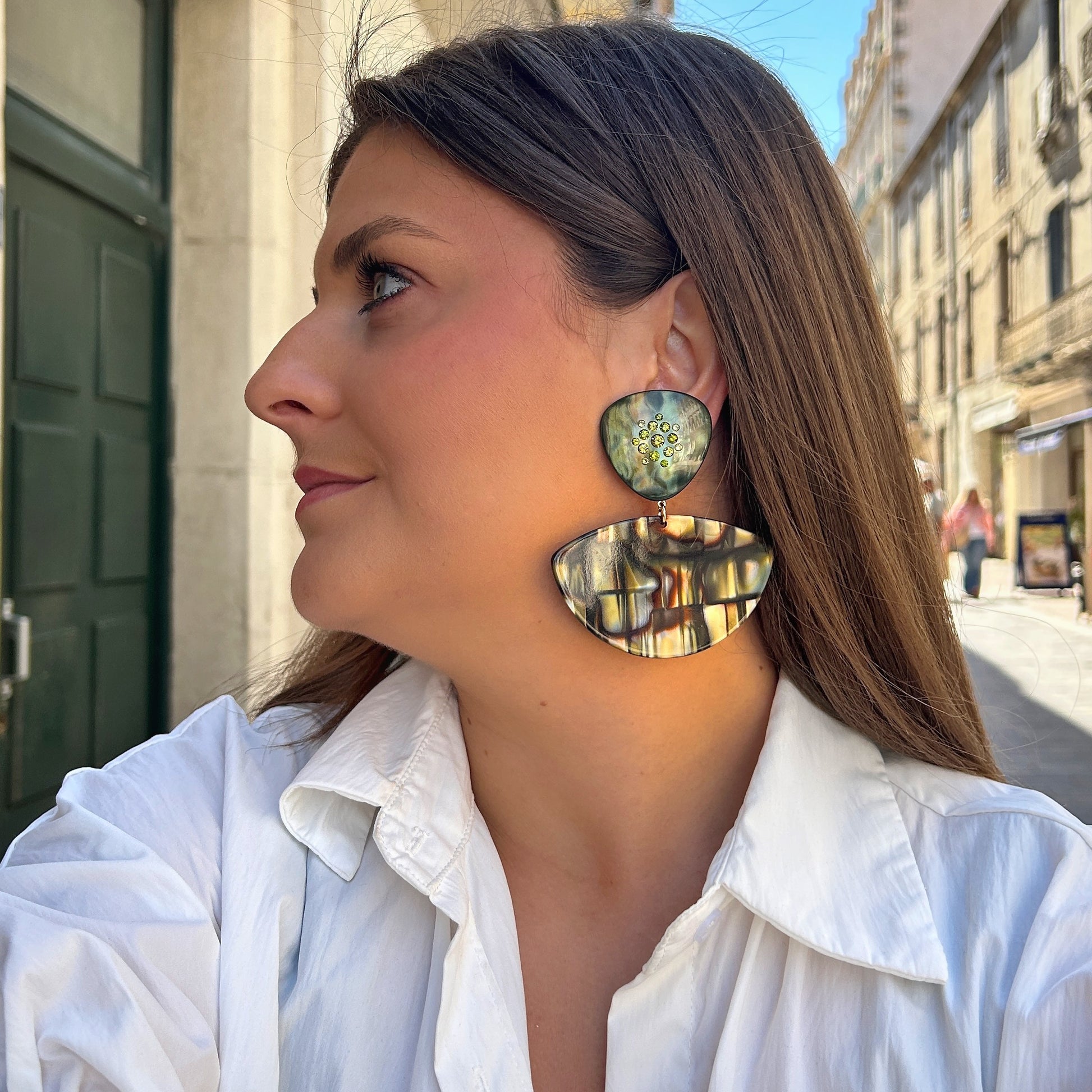 Boucles Luna Onyx Kaki Francine Bramli Paris en résine marbrée kaki avec cristaux verts