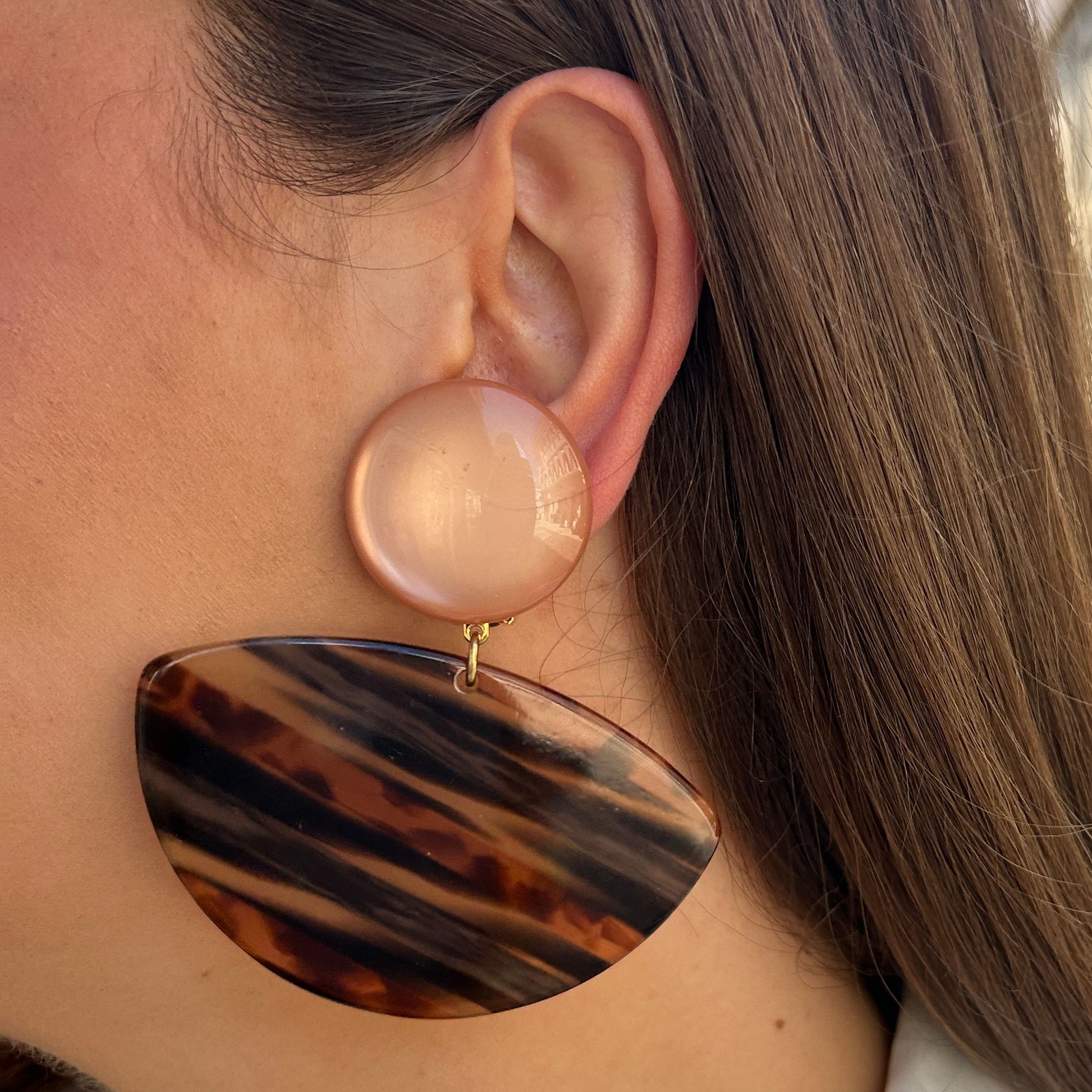 Boucles Luna Orange Francine Bramli Paris avec cabochon orange nacré et pendentif demi-lune effet écaille ambrée
