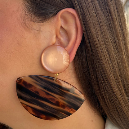 Boucles Luna Orange Francine Bramli Paris avec cabochon orange nacré et pendentif demi-lune effet écaille ambrée