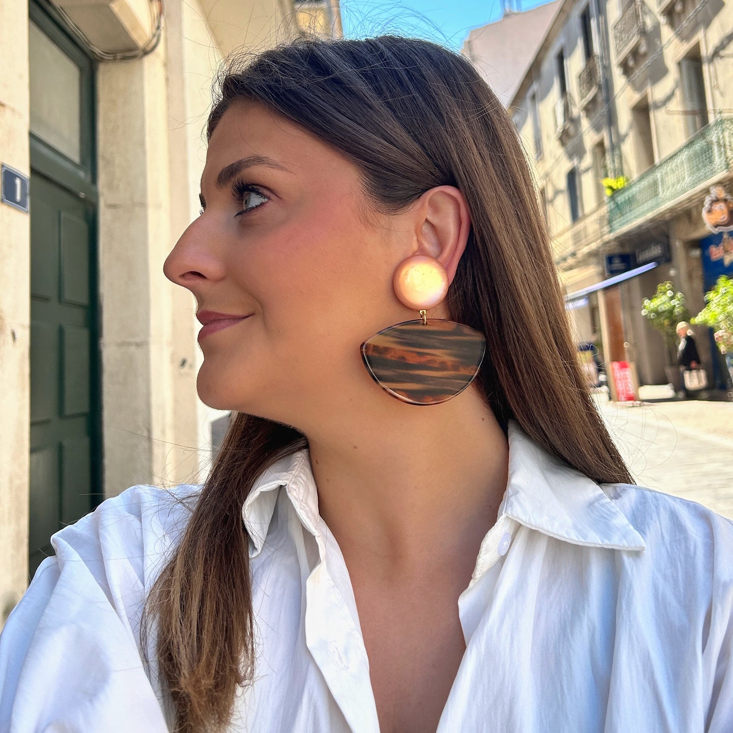 Boucles Luna Orange Francine Bramli Paris avec cabochon orange nacré et pendentif demi-lune effet écaille ambrée