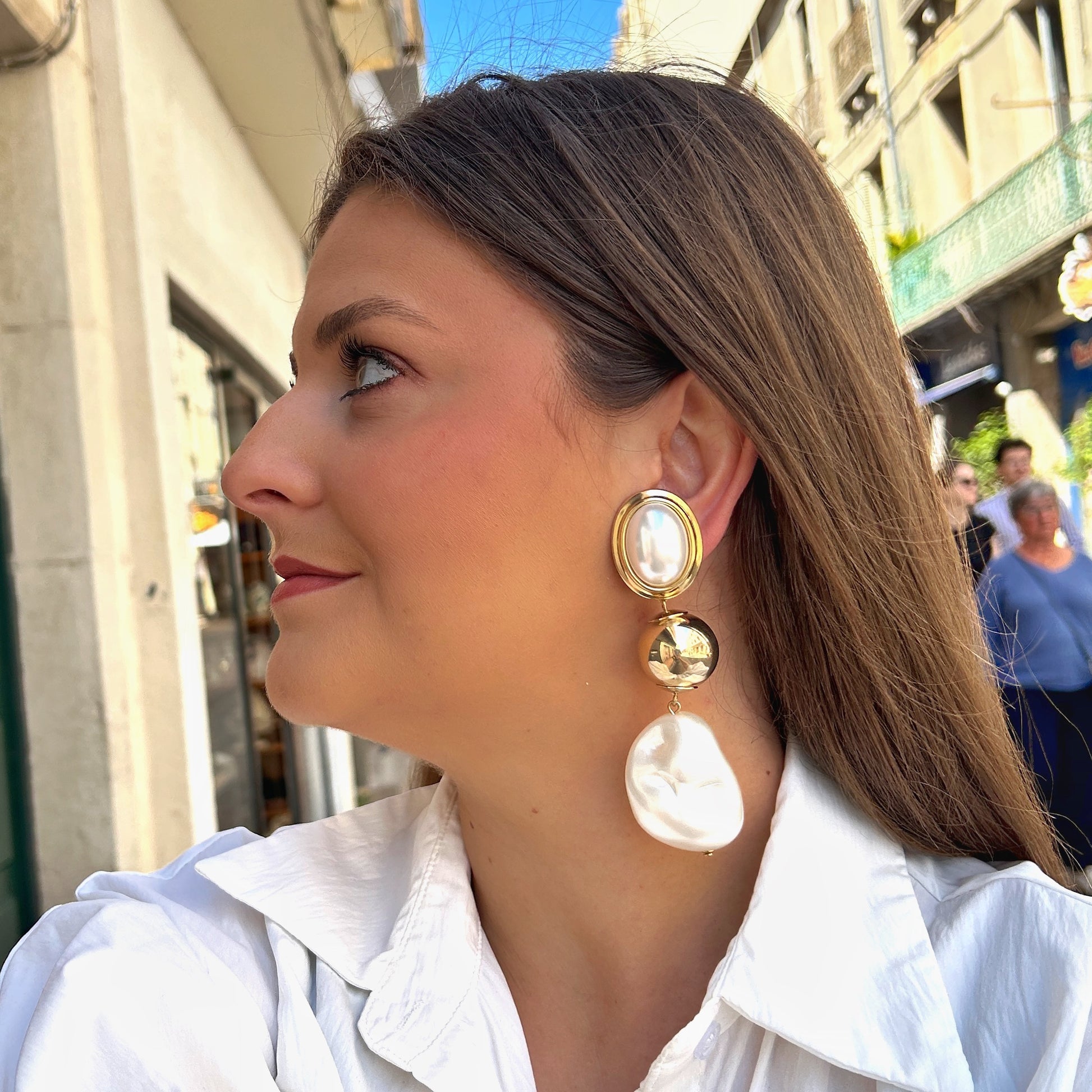 Boucles Lydie Perles Francine Bramli Paris avec cabochon nacré ovale, boule dorée miroir et perle baroque blanche suspendue.
