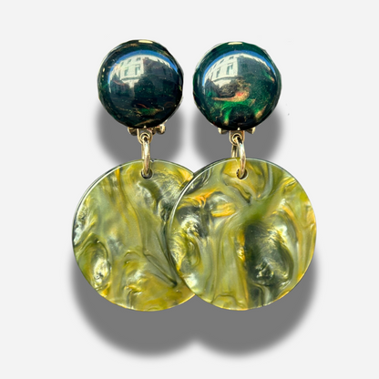 Boucles Maila Kaki Francine Bramli Paris en résine marbrée vert kaki noir et beige