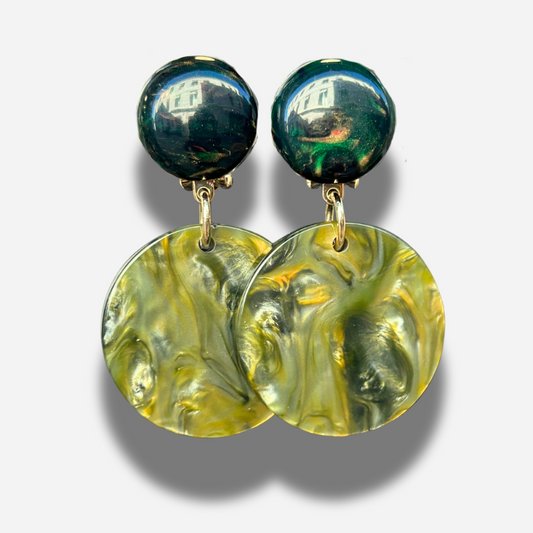 Boucles Maila Kaki Francine Bramli Paris en résine marbrée vert kaki noir et beige