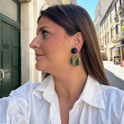Boucles Maila Kaki Francine Bramli Paris en résine marbrée vert kaki noir et beige