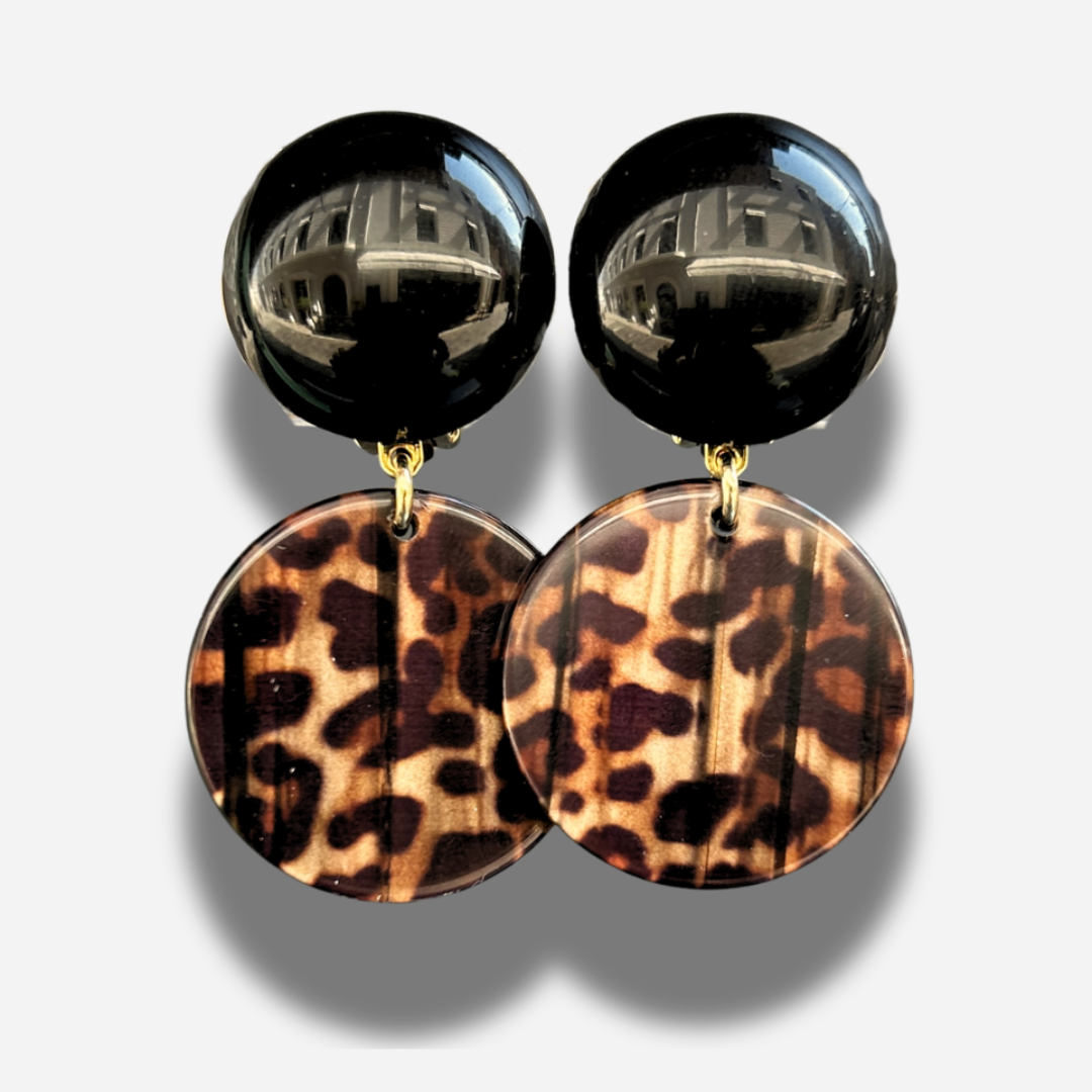 Boucles Maila Léopard Francine Bramli Paris avec cabochon noir brillant et pendentif rond effet écaille léopard