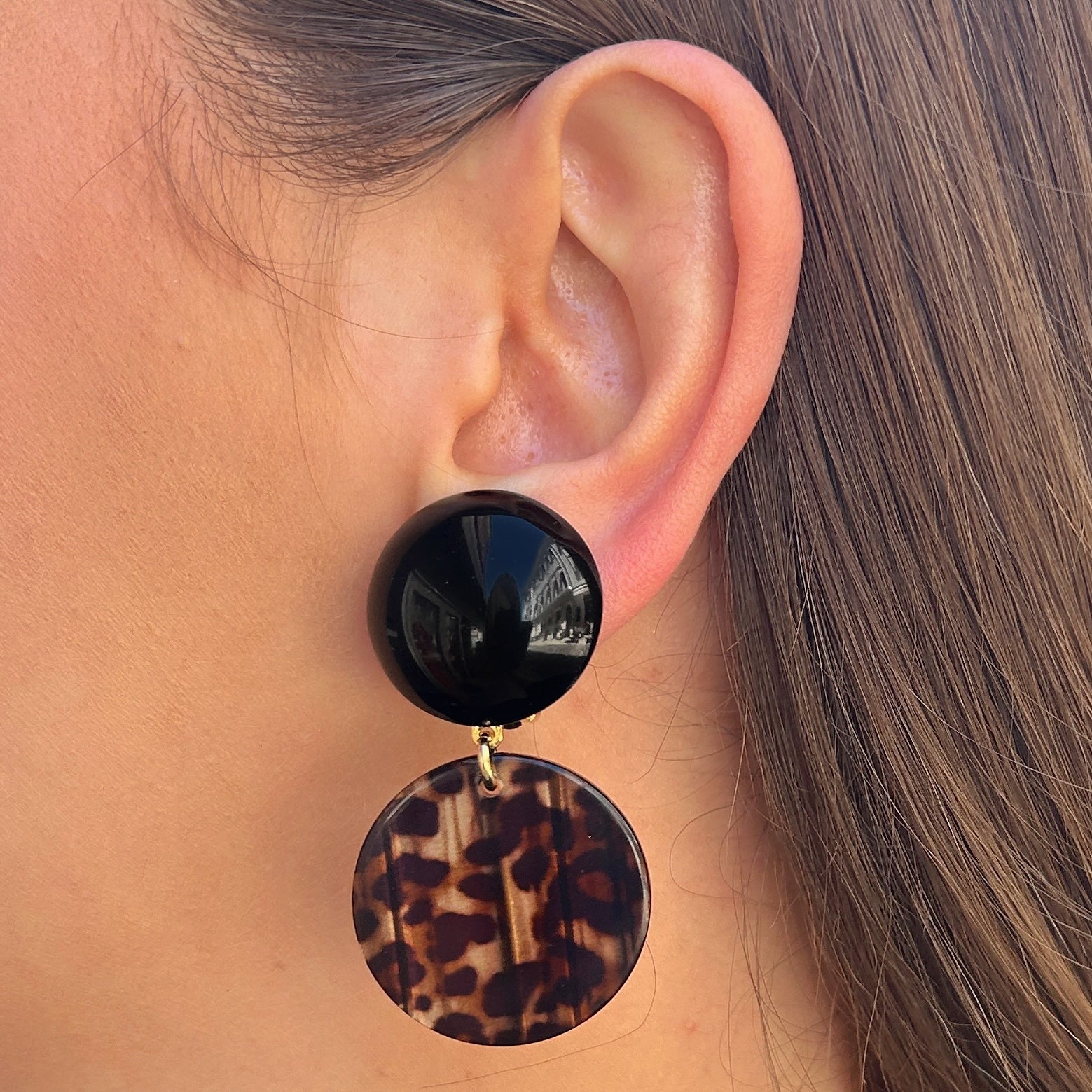Boucles Maila Léopard Francine Bramli Paris avec cabochon noir brillant et pendentif rond effet écaille léopard