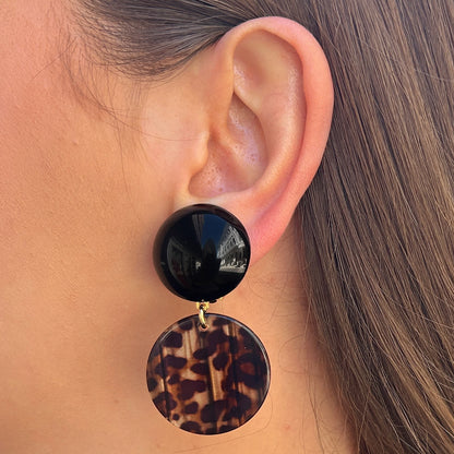 Boucles Maila Léopard Francine Bramli Paris avec cabochon noir brillant et pendentif rond effet écaille léopard