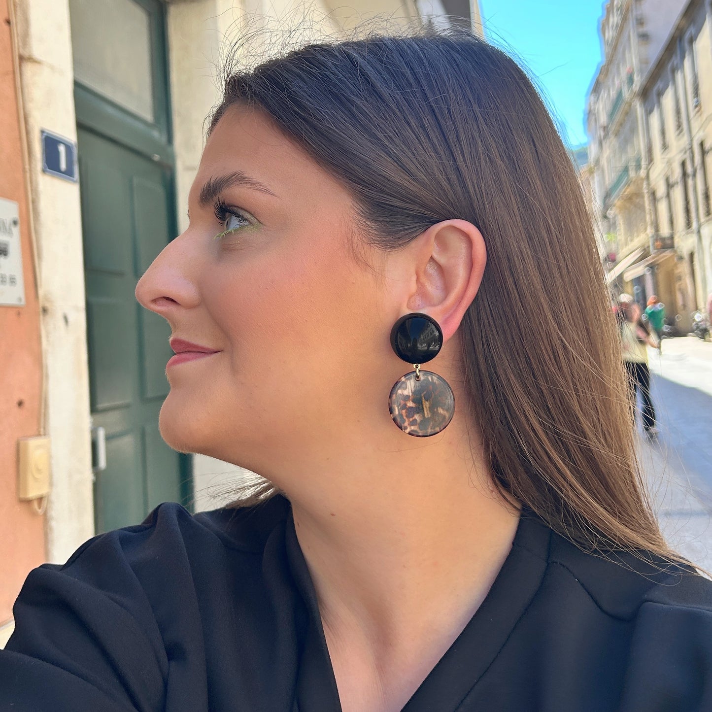 Boucles Maila Léopard Francine Bramli Paris avec cabochon noir brillant et pendentif rond effet écaille léopard