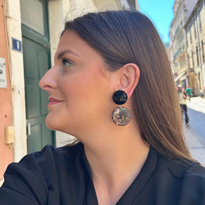 Boucles Maila Léopard Francine Bramli Paris avec cabochon noir brillant et pendentif rond effet écaille léopard