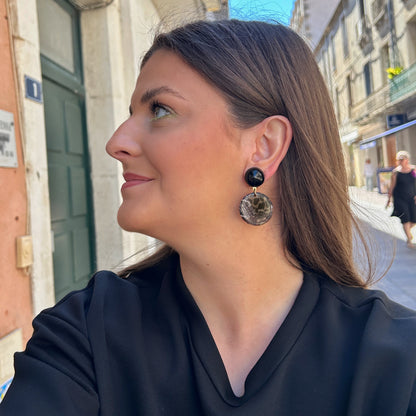 Boucles Maila Safari Francine Bramli Paris avec cabochon noir brillant et médaillon rond imprimé léopard dans des tons marron et noir.