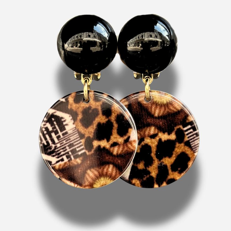 Boucles Maila Safari Francine Bramli Paris avec cabochon noir brillant et médaillon rond imprimé léopard dans des tons marron et noir.