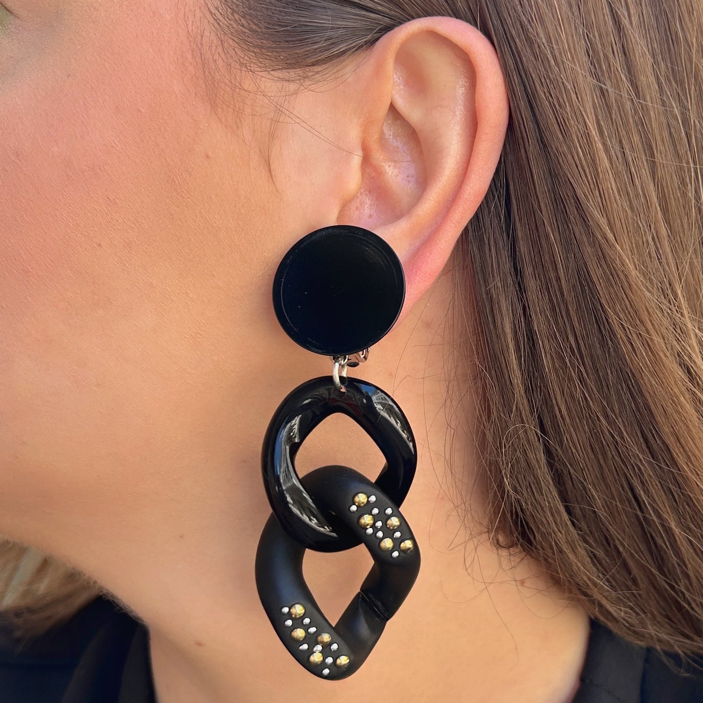 Boucles Maillons Clous Noirs Francine Bramli Paris avec maillons noirs et détails dorés chez Divinity Sète