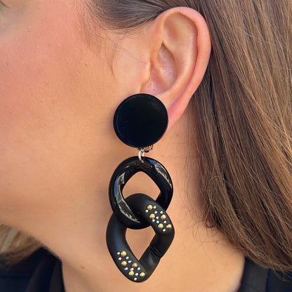 Boucles Maillons Clous Noirs Francine Bramli Paris avec maillons noirs et détails dorés chez Divinity Sète