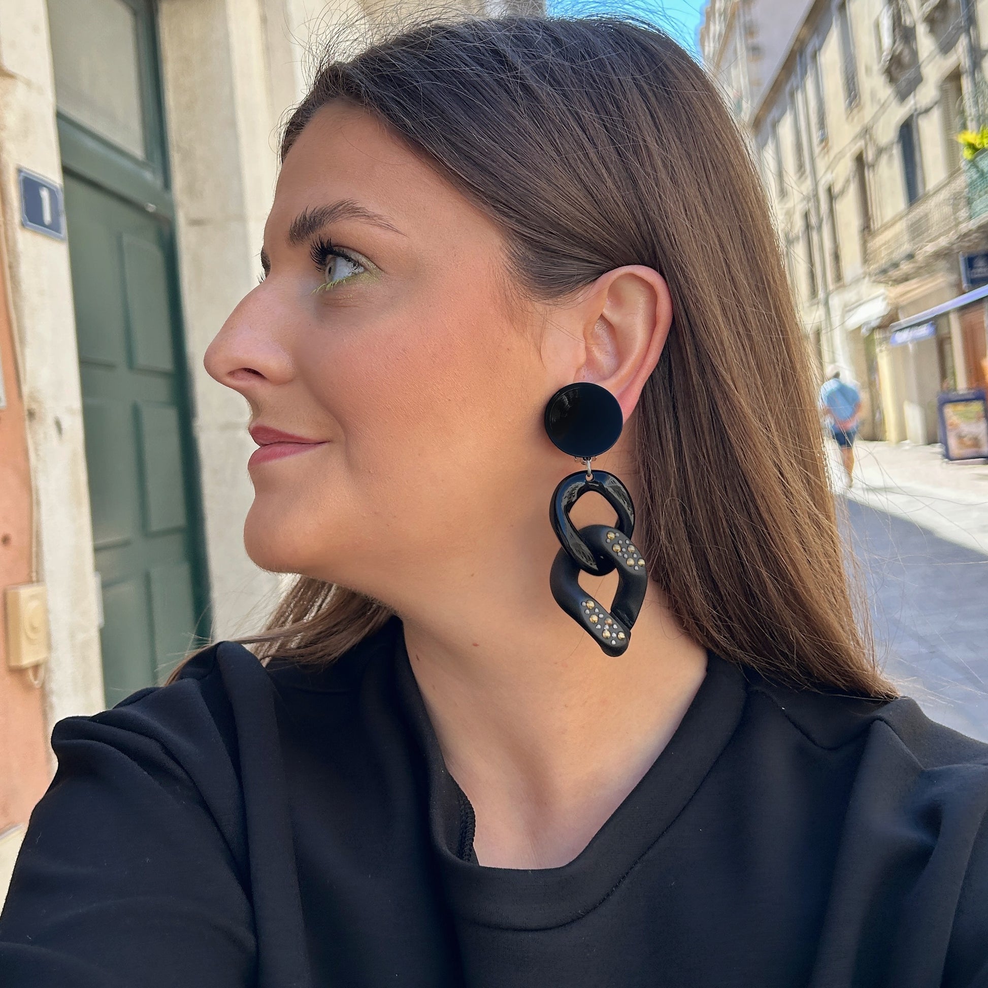 Boucles Maillons Clous Noirs Francine Bramli Paris avec maillons noirs et détails dorés chez Divinity Sète