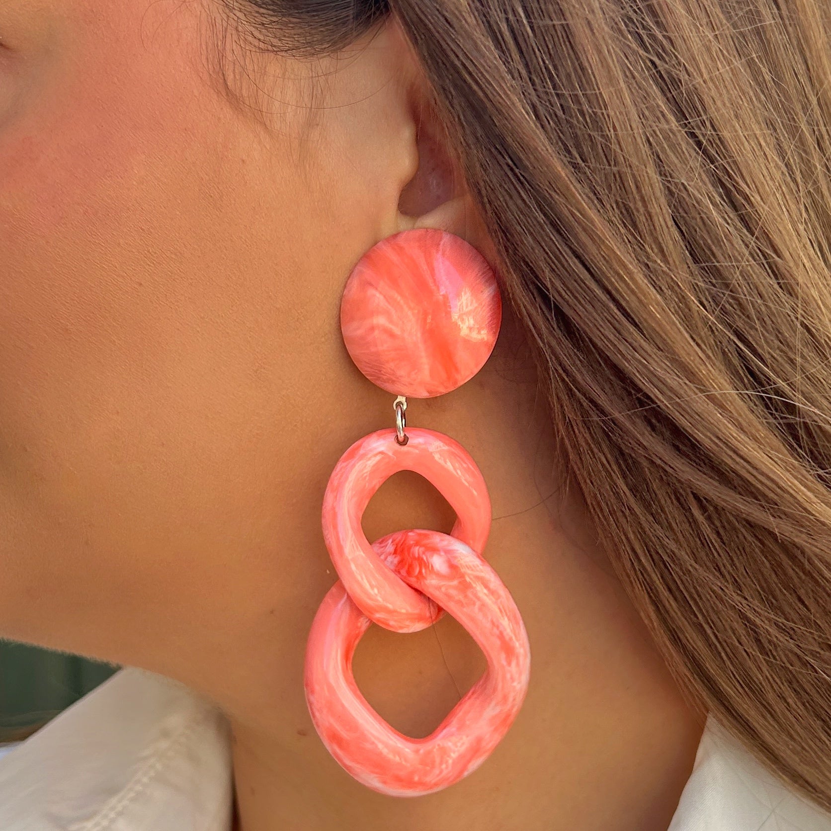 Boucles Maillons Corail Francine Bramli Paris en résine rose marbrée chez Divinity Sète