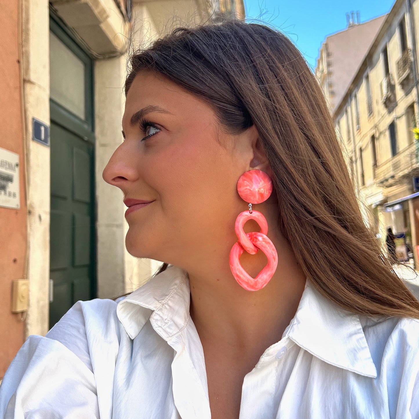 Boucles Maillons Corail Francine Bramli Paris en résine rose marbrée chez Divinity Sète
