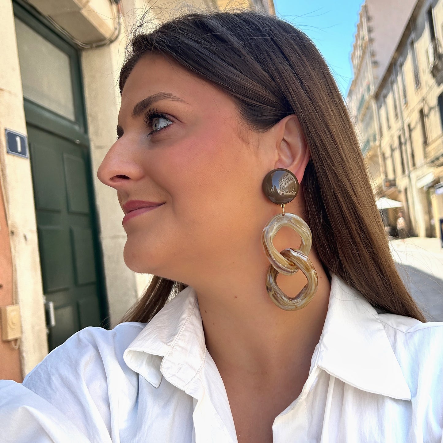 Boucles Maillons kaki Francine Bramli Paris en résine marbrée chez Divinity Sète