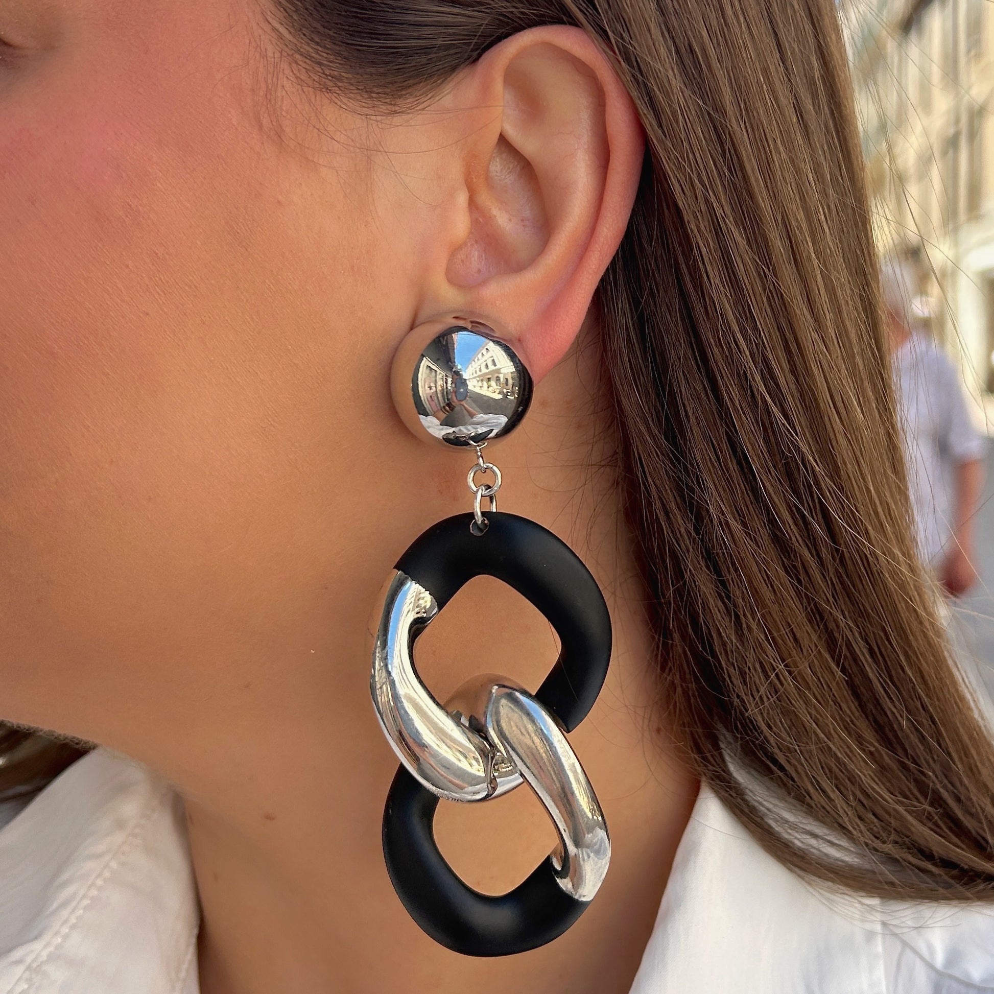 Boucles Maillons Noir Silver Francine Bramli Paris avec anneaux noirs et maillons argentés chez Divinity Sète