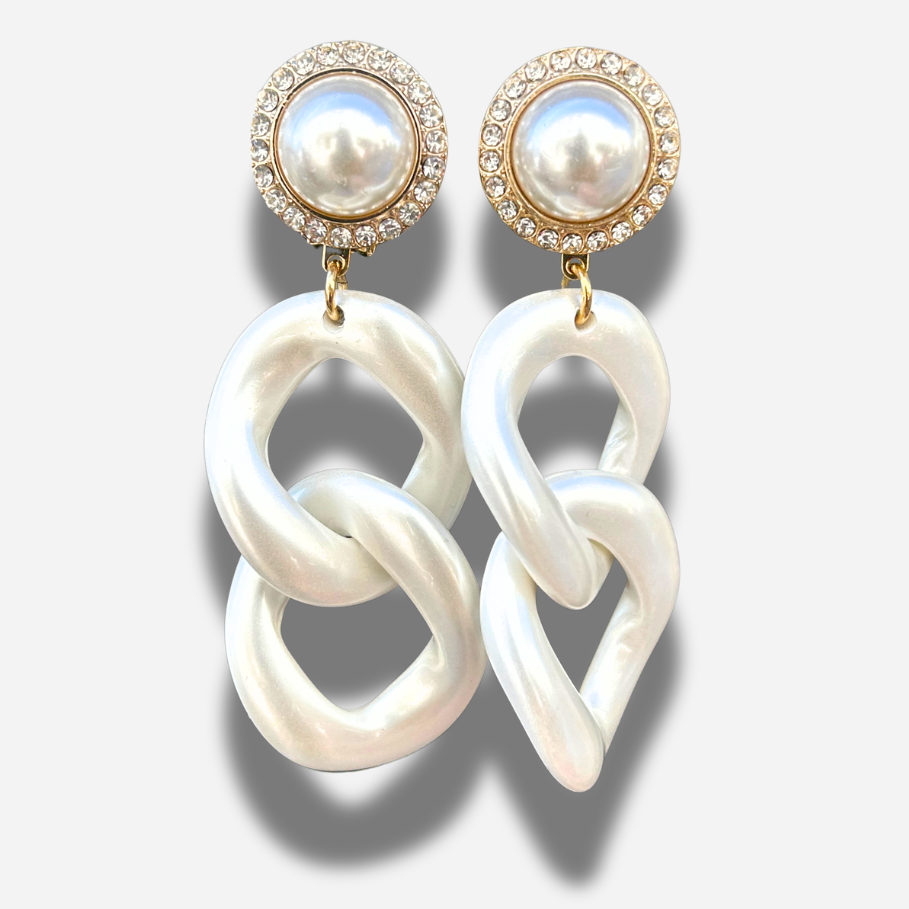 Boucles Maillons Perles Francine Bramli Paris avec perle nacrée entourée de strass et grands maillons blancs irisés entrelacés.