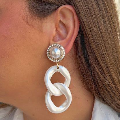 Boucles Maillons Perles Francine Bramli Paris avec perle nacrée entourée de strass et grands maillons blancs irisés entrelacés.
