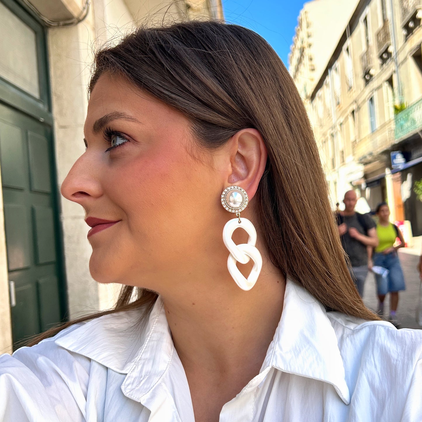 Boucles Maillons Perles Francine Bramli Paris avec perle nacrée entourée de strass et grands maillons blancs irisés entrelacés.