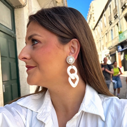 Boucles Maillons Perles Francine Bramli Paris avec perle nacrée entourée de strass et grands maillons blancs irisés entrelacés.