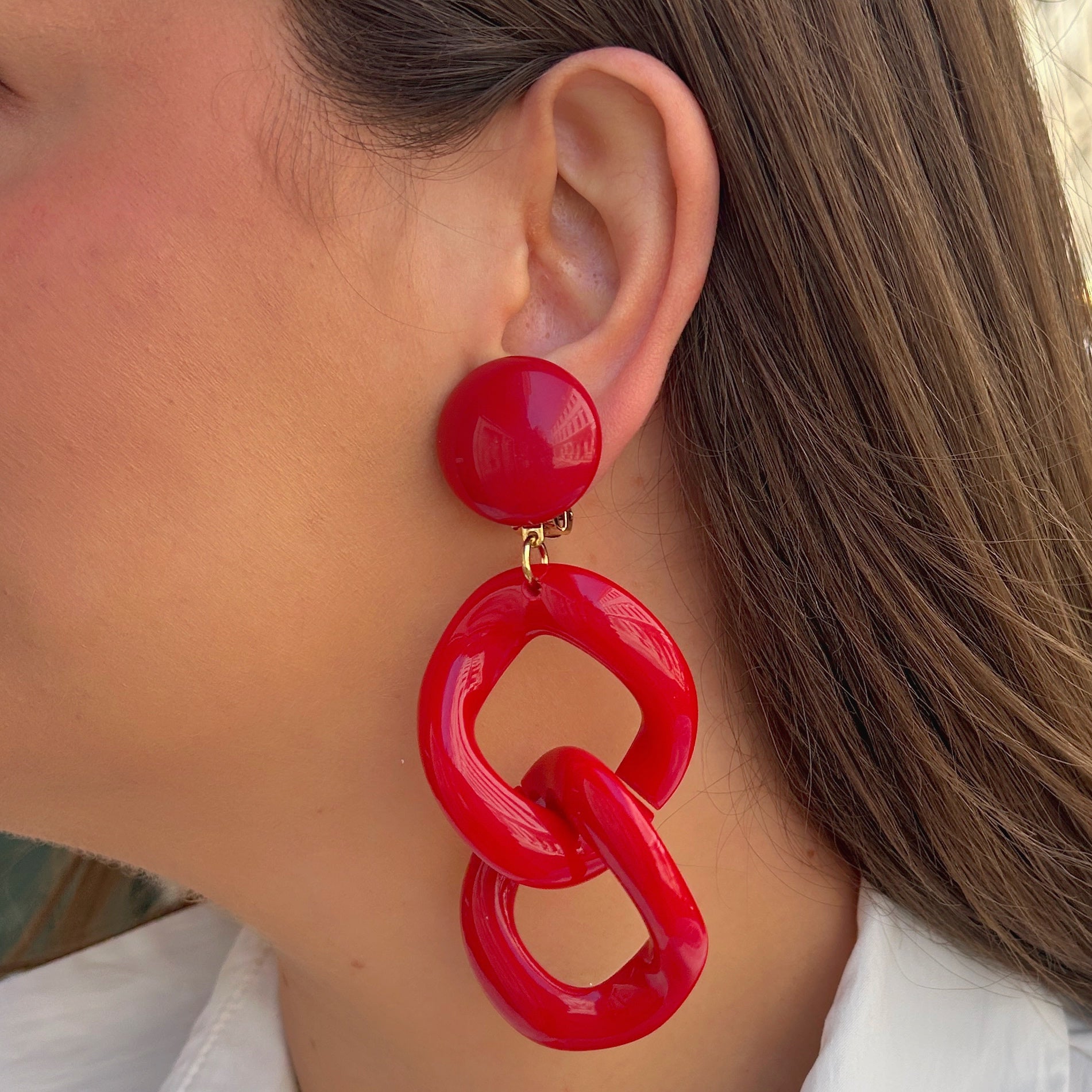 Boucles rouges maillons en résine Francine Bramli Paris