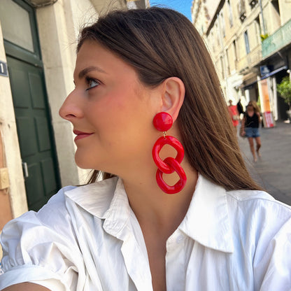 Boucles rouges maillons en résine Francine Bramli Paris