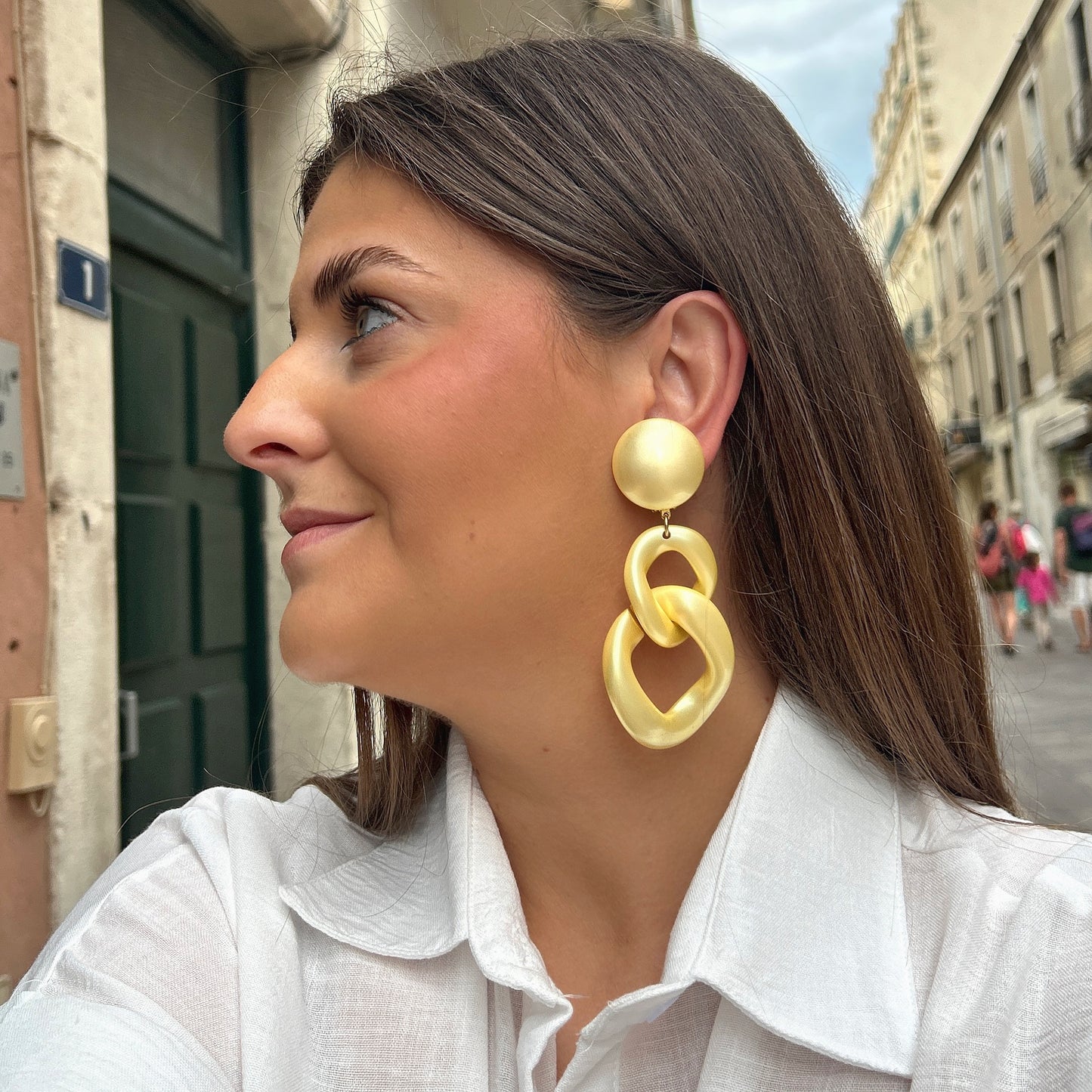 Boucles Maillons Vanille Francine Bramli Paris en résine ivoire satinée avec grands maillons entrelacés oversize.