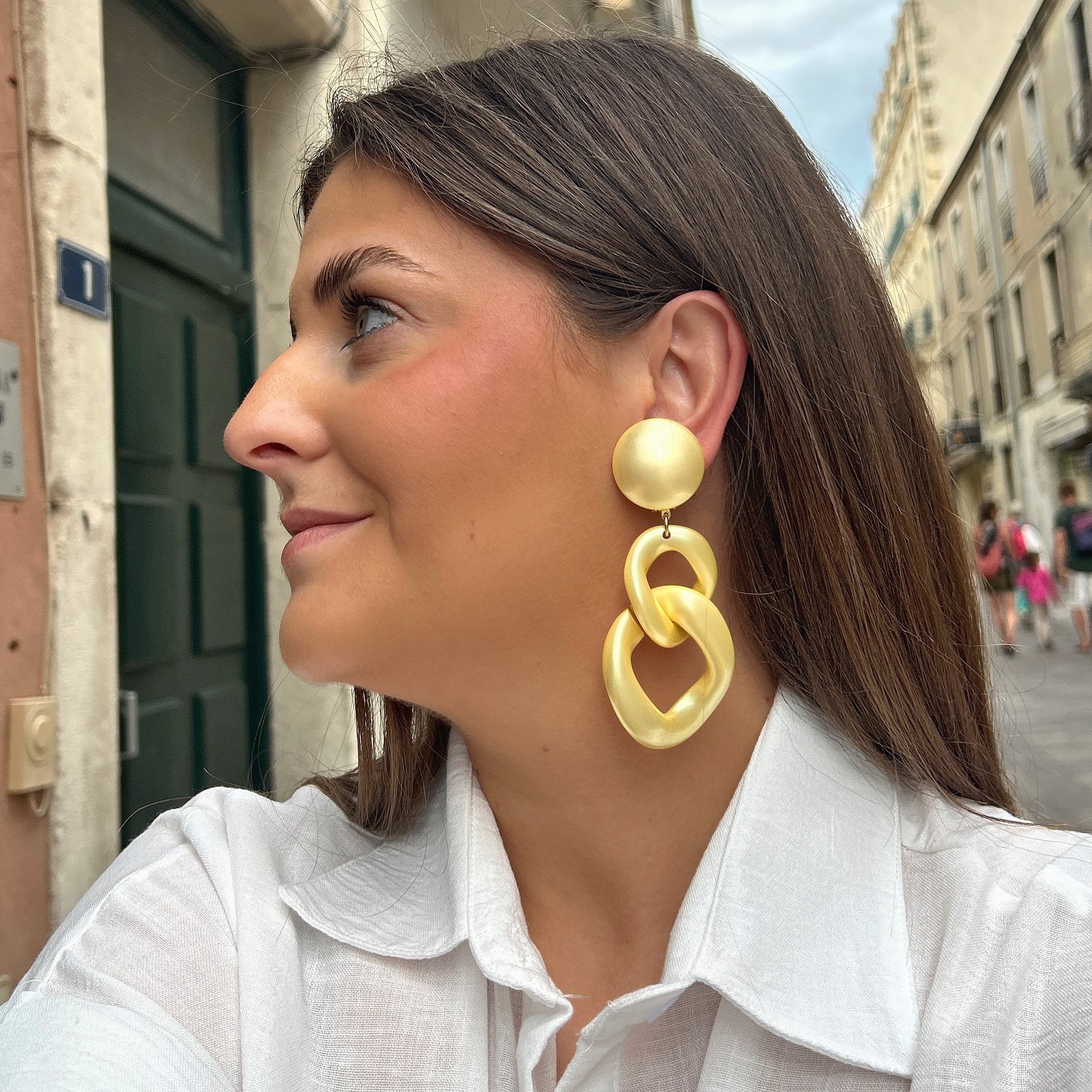 Boucles Maillons Vanille Francine Bramli Paris en résine ivoire satinée avec grands maillons entrelacés oversize.